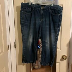 DANA BACHMAN SLIMMING CAPRI JEANS W BUTTON SNAPS AT END OF PANT LEG SIZE 18